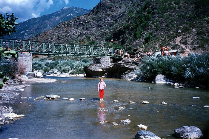 Costruzione ponte sul fiume Kyri