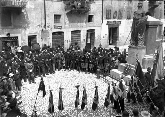 Gagliardetto_monumento_1921_lastra_030